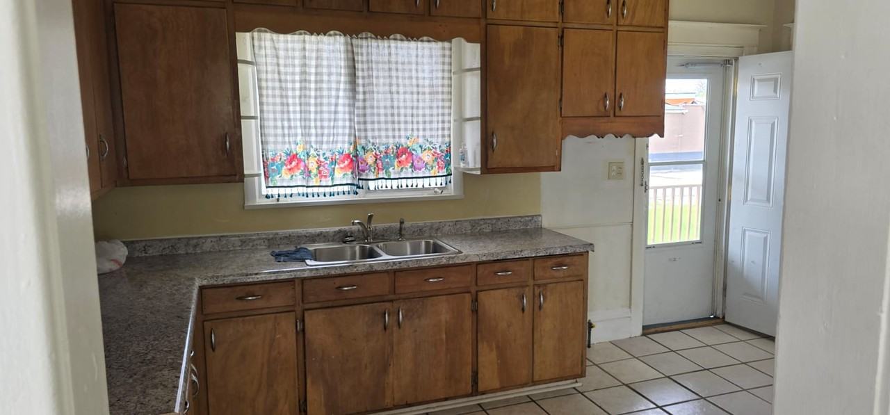 13 Hinman Ave N - Photo 3 of 12