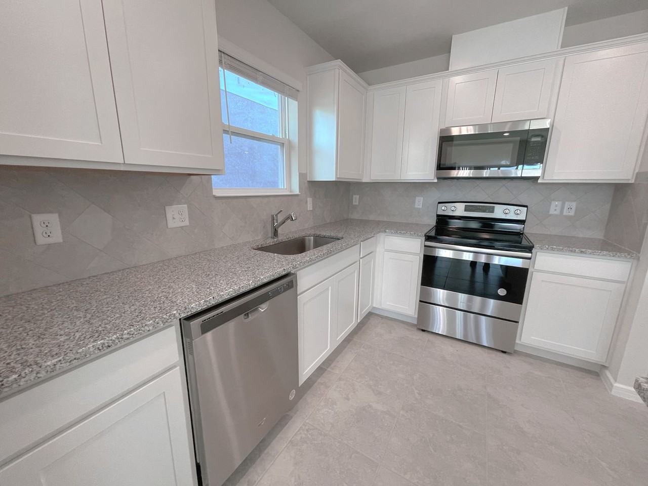 1196 Sugarwood St - Photo 4 of 15