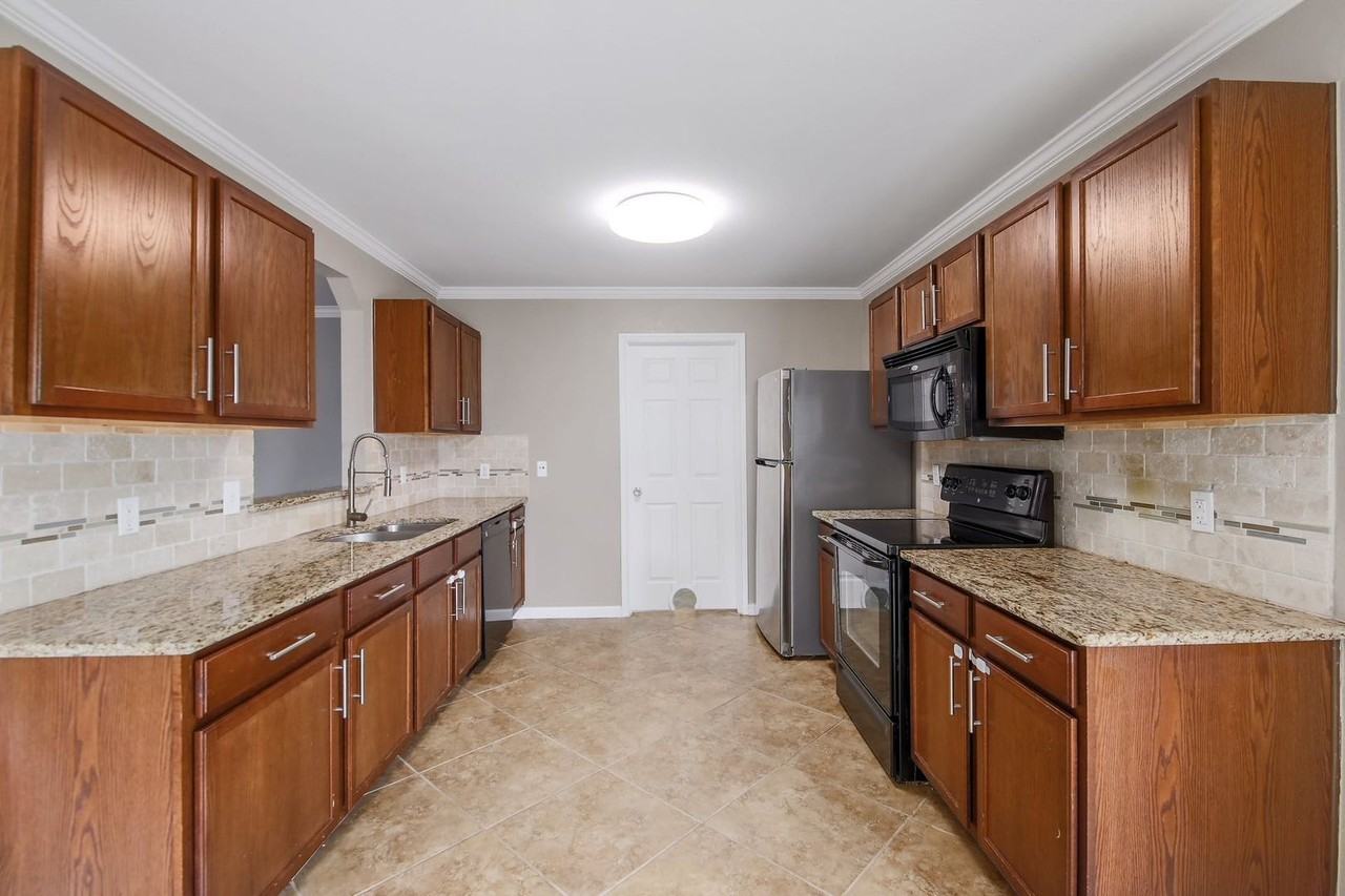 213 Woodley Rd - Photo 3 of 26