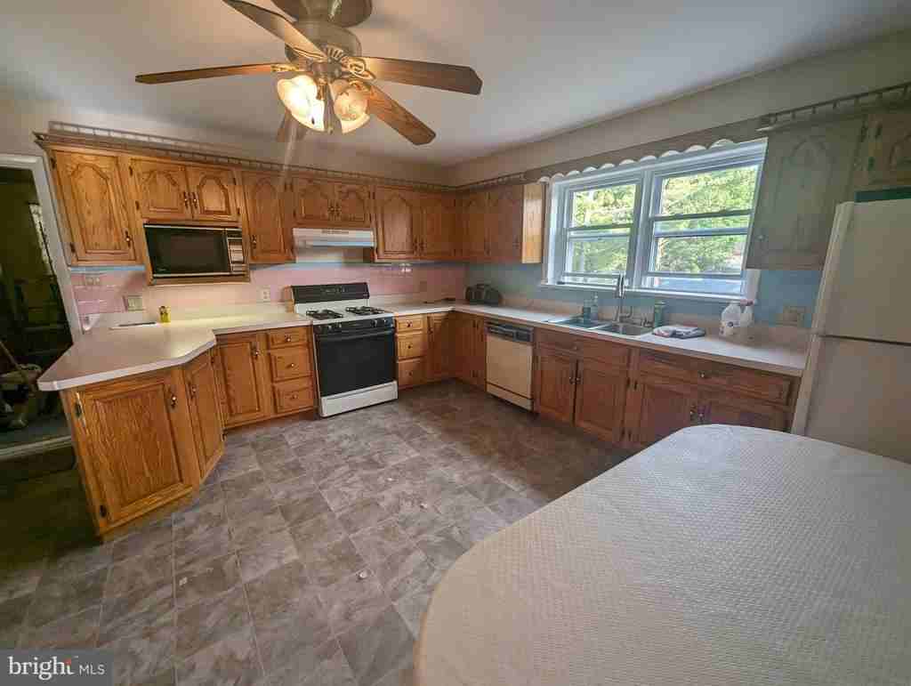 121 Fairview Ave - Photo 2 of 18