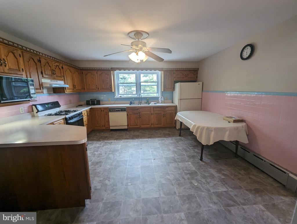 121 Fairview Ave - Photo 3 of 18
