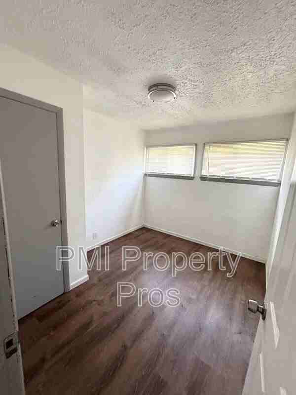 5648 N 61st St - Photo 3 of 7