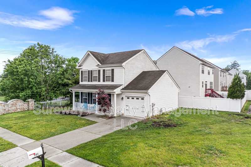 101 Carmel Dr - Photo 2 of 38