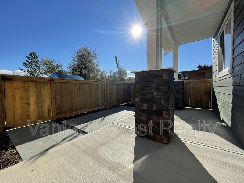 700 Coopland Cres - Photo 2 of 9