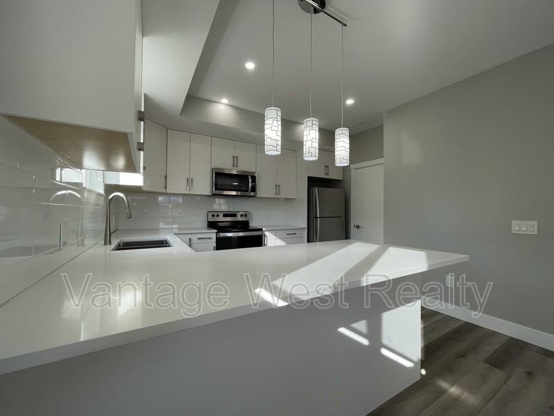 700 Coopland Cres - Photo 4 of 9