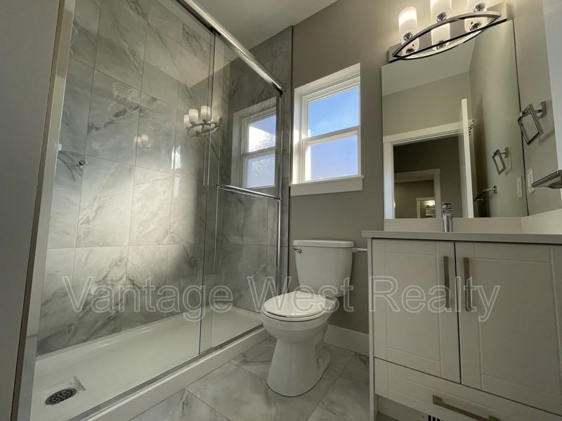 700 Coopland Cres - Photo 6 of 9