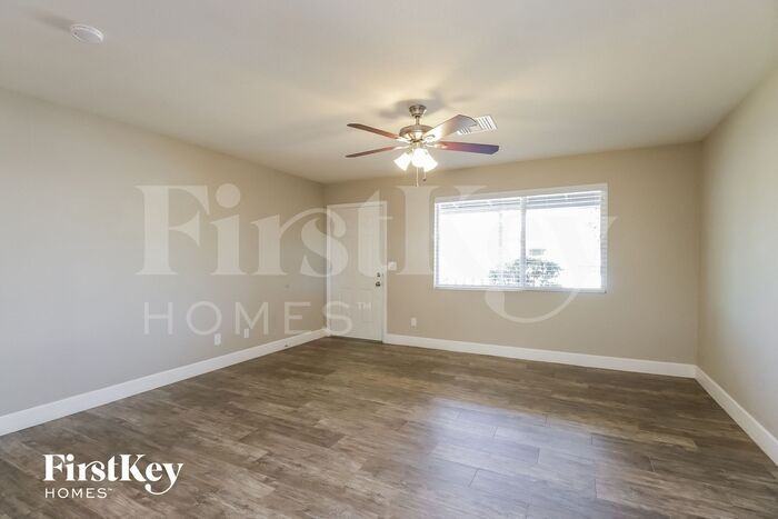 1001 E Seldon Ln - Photo 3 of 15