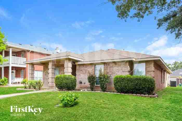 1721 Venus Dr W - Photo 3 of 15