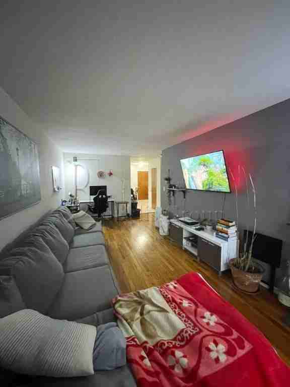 4304 72nd St - Photo 2 of 5