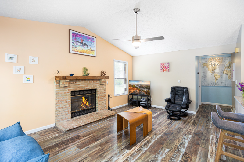2419 Sanford Dr - Photo 3 of 24