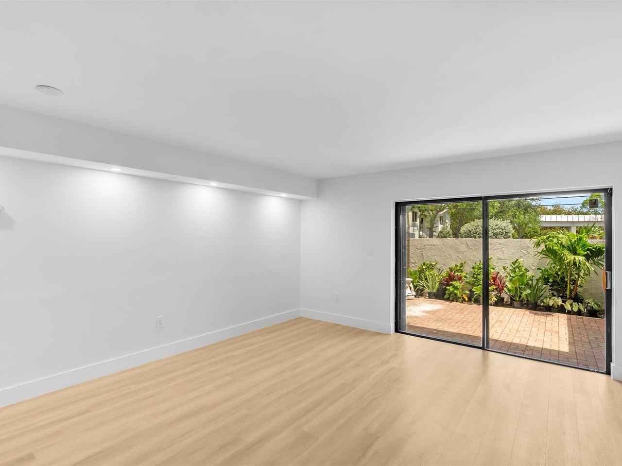 3234 W Trade Ave #I4 - Photo 4 of 17