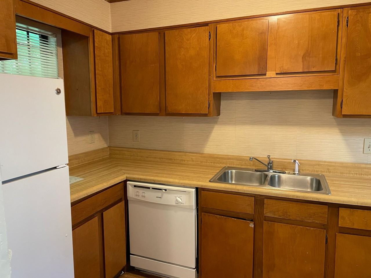 1999 Padgett Dr - Photo 3 of 11