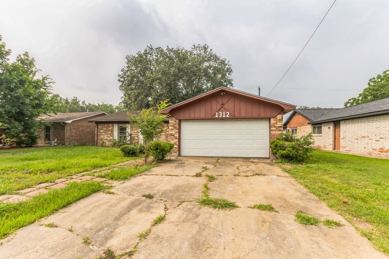 1312 Bay Ridge Blvd - Photo 3 of 30