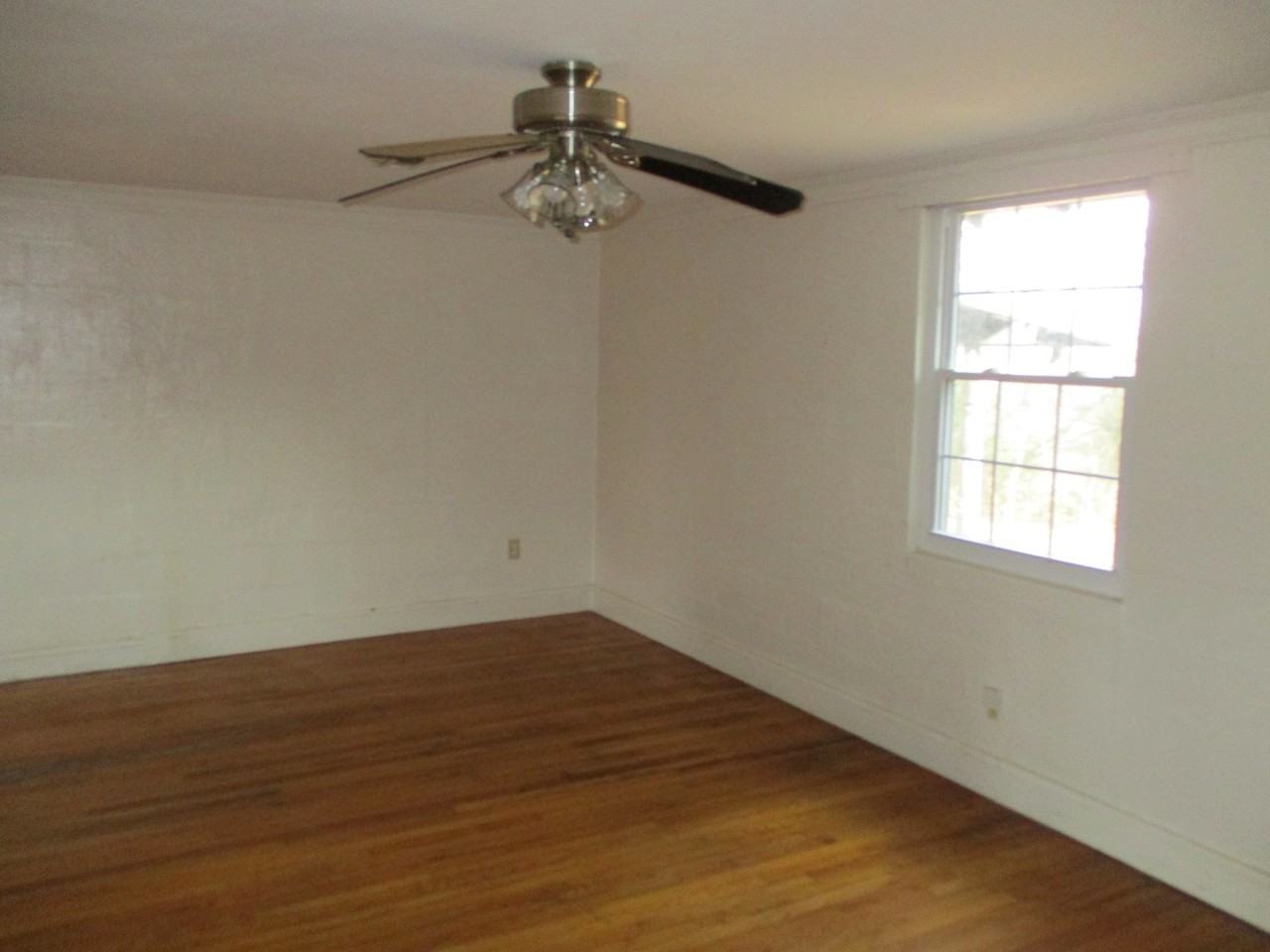 2055 Bend Rd - Photo 5 of 9