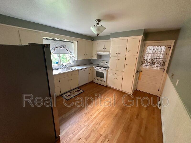 32 Hendrick Ave - Photo 2 of 15