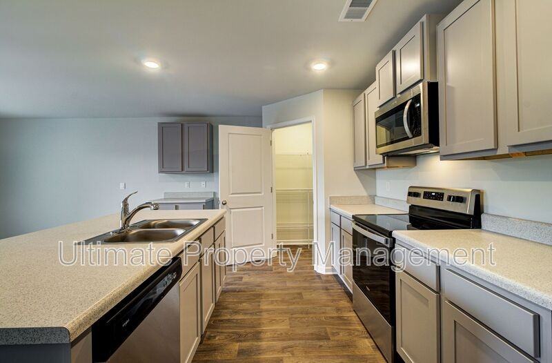 1823 Fox Trace Cir - Photo 2 of 23