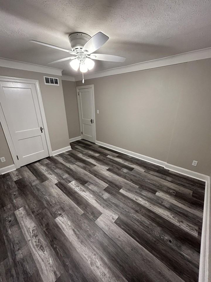 1633 Mahoning Avenue - Photo 2 of 5