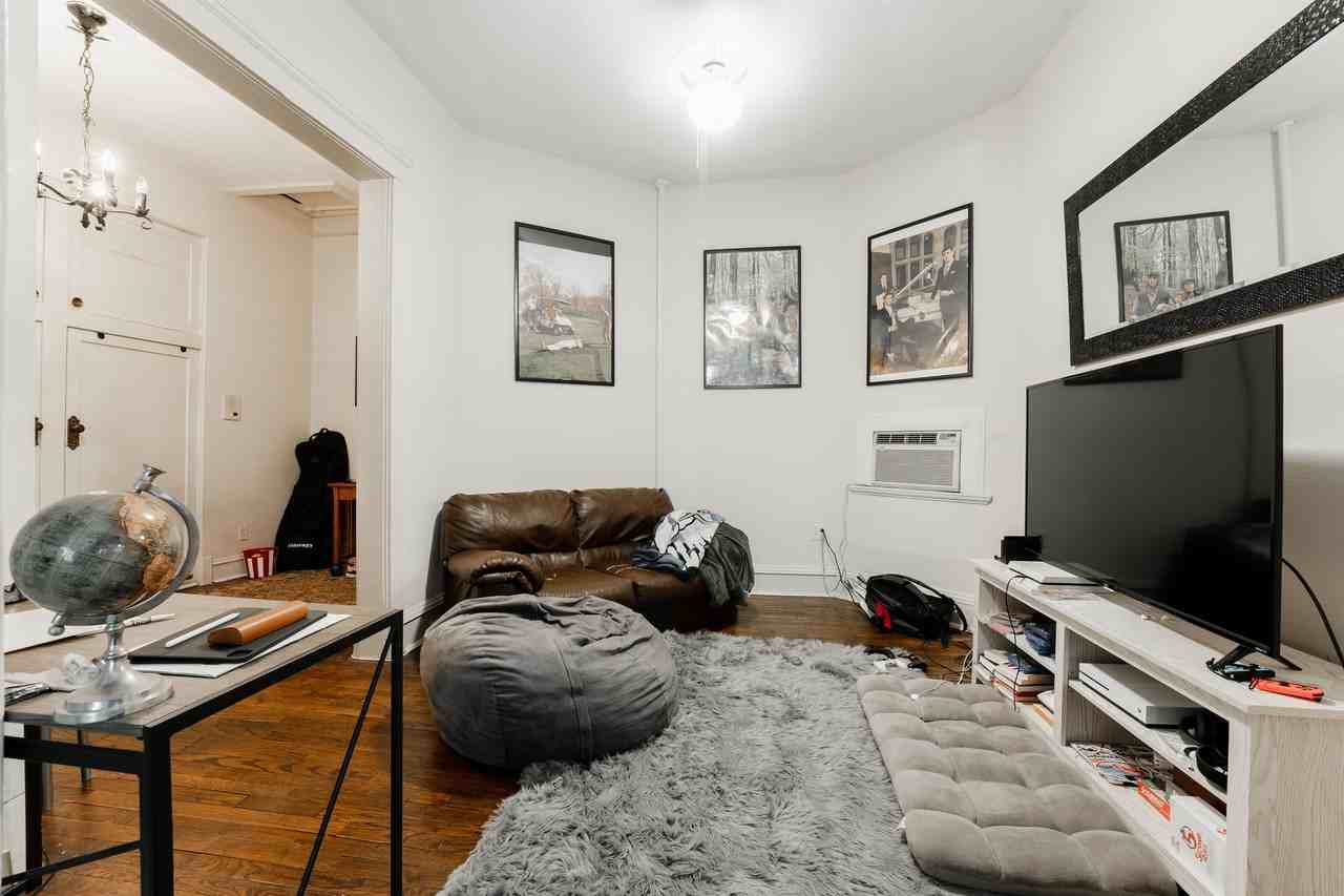 Burling St 2531-33 N - Photo 4 of 10