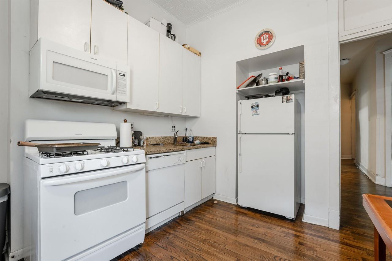 Burling St 2531-33 N - Photo 7 of 10