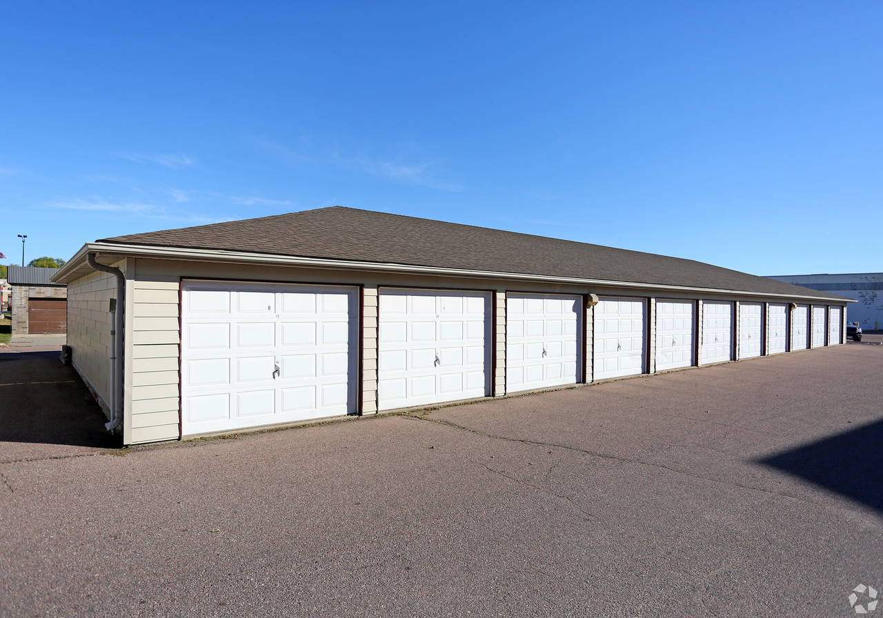 Pinehurst Apartments - Photo 7 of 20