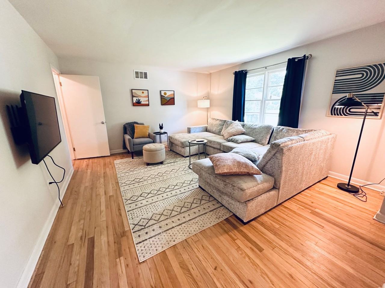 1306 E 70th St - Photo 3 of 28