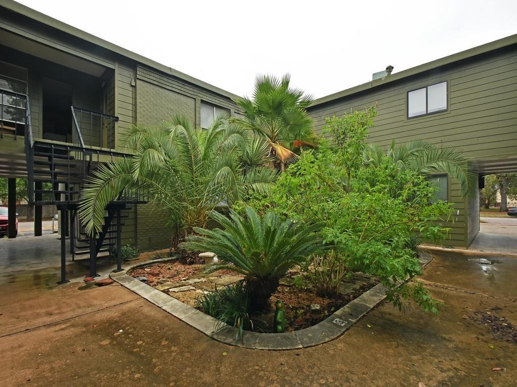 303 W. 40 St. - Photo 4 of 11