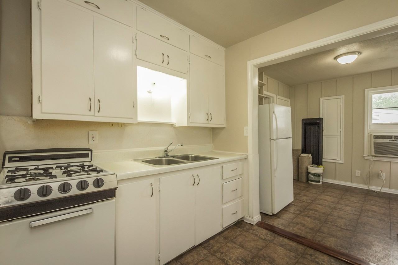 204 E Franklin Ave - Photo 4 of 13