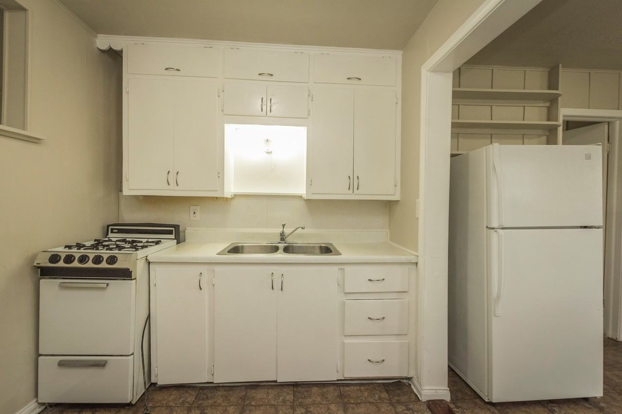 204 E Franklin Ave - Photo 3 of 13