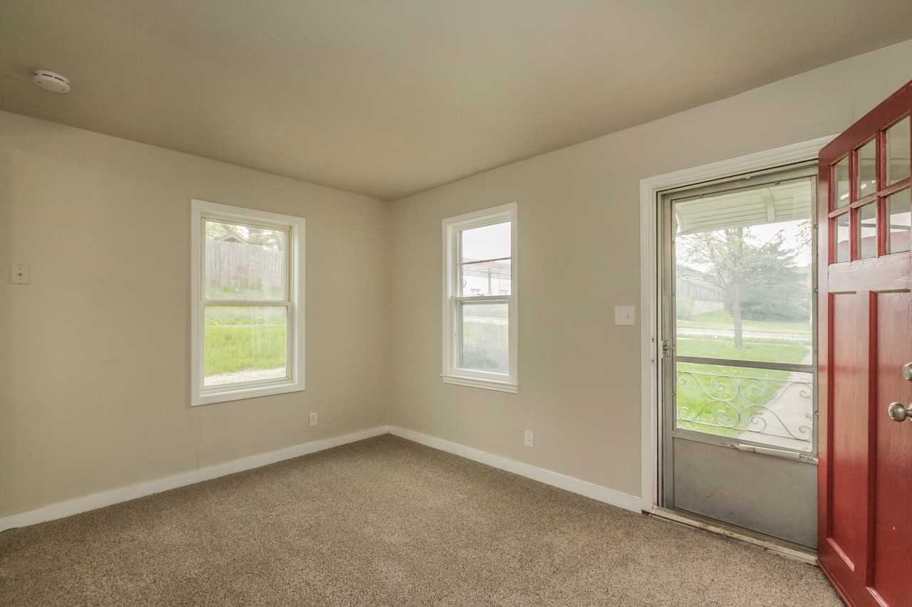 204 E Franklin Ave - Photo 7 of 13