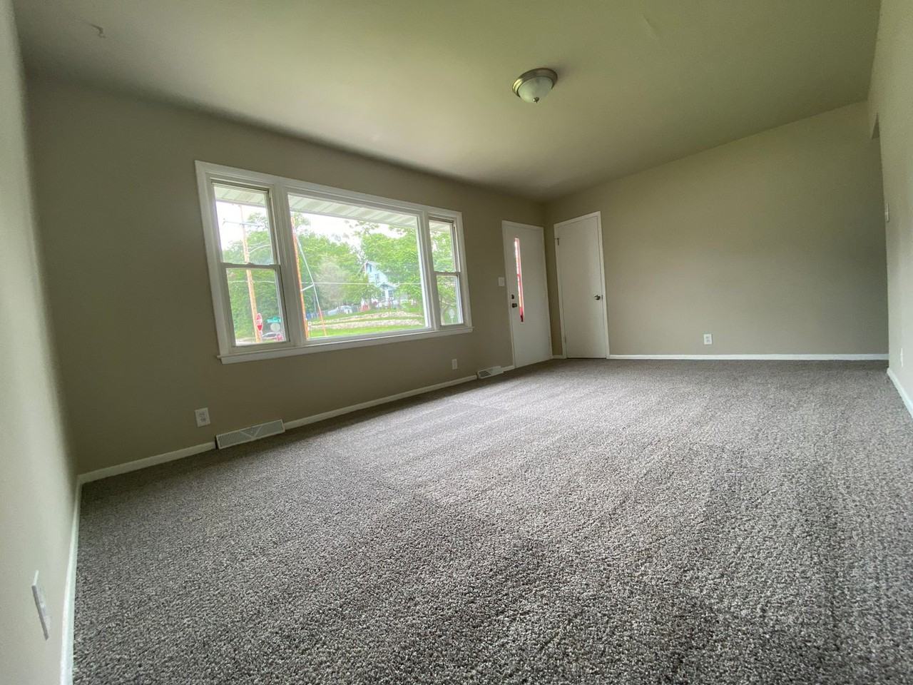 225 E Sheridan Ave - Photo 2 of 11