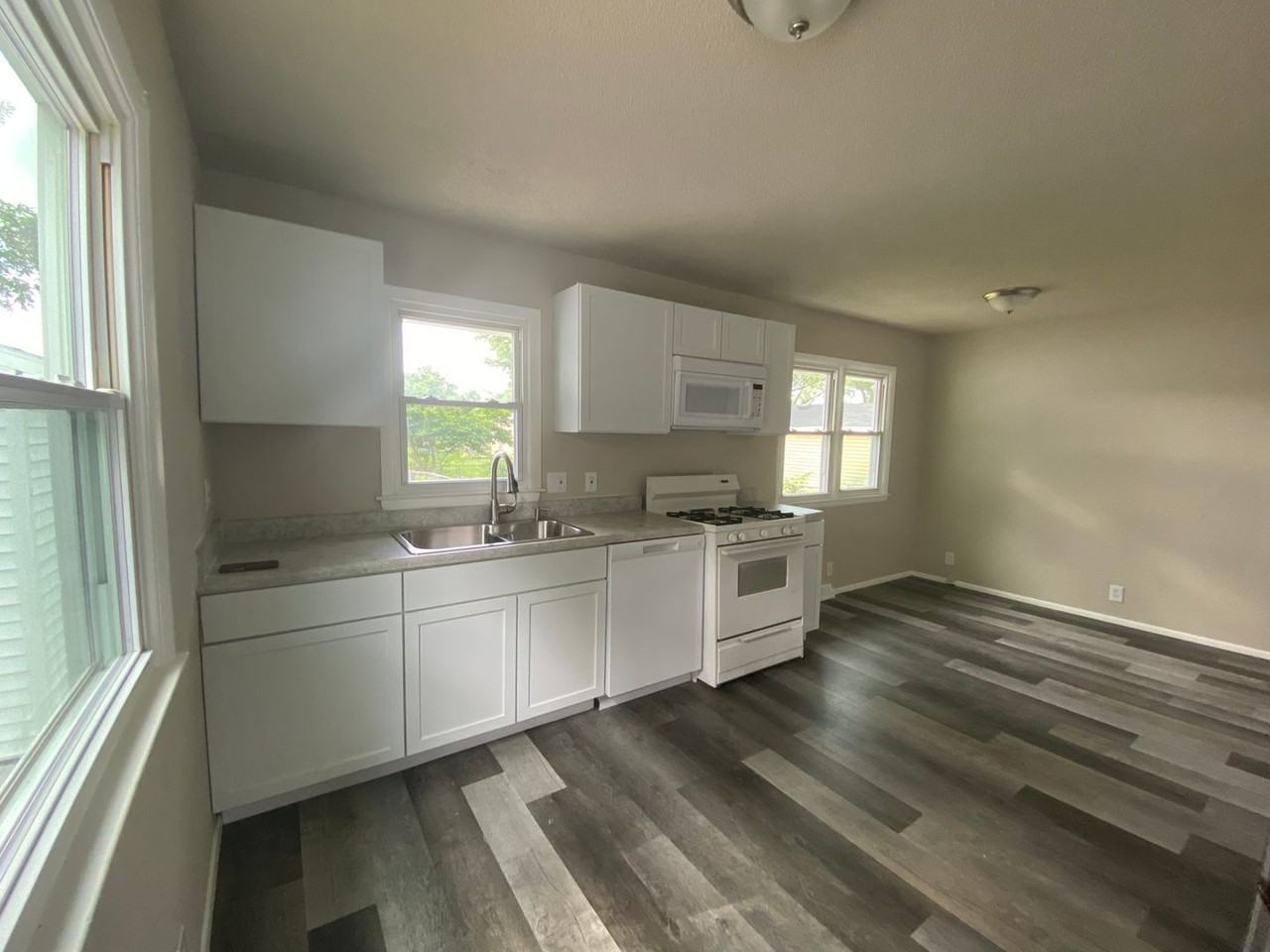 225 E Sheridan Ave - Photo 3 of 11