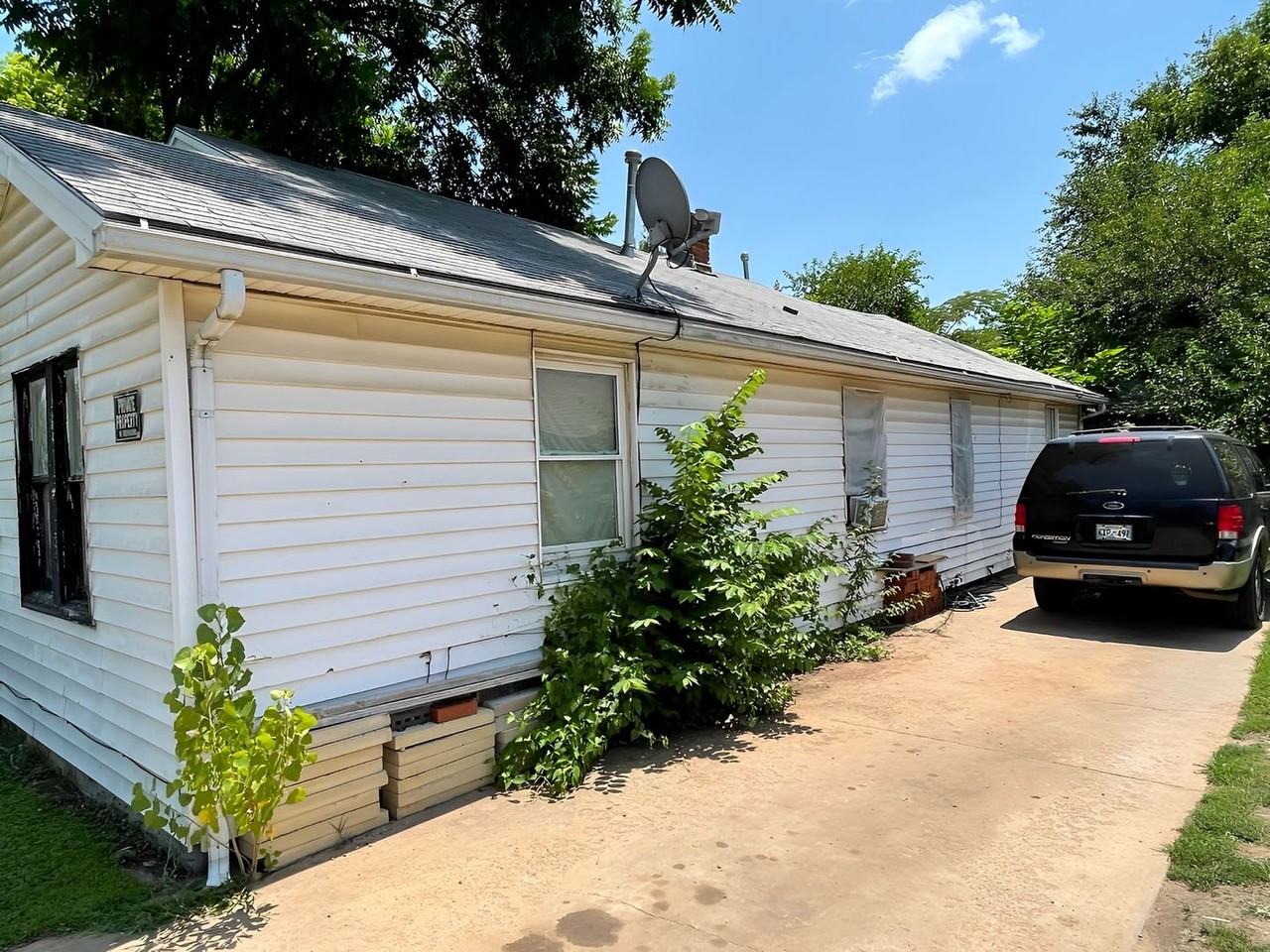 2438 Sw 20th St - Photo 2 of 8