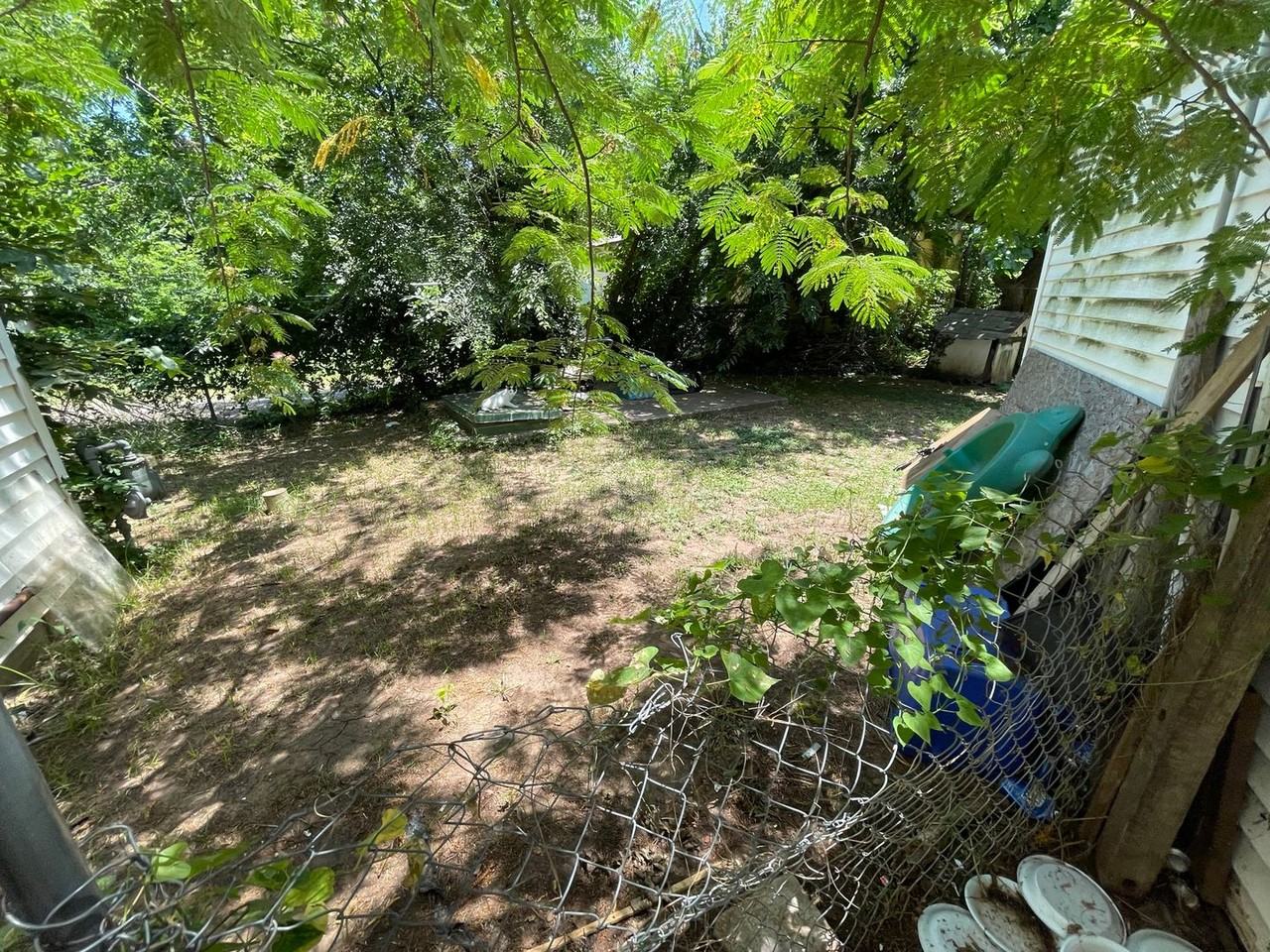 2438 Sw 20th St - Photo 3 of 8