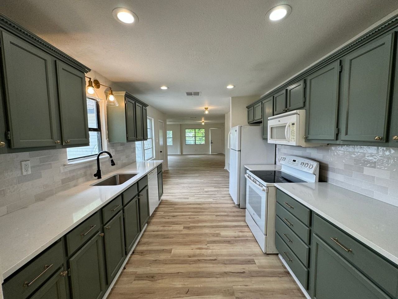 108 Easy St - Photo 5 of 39