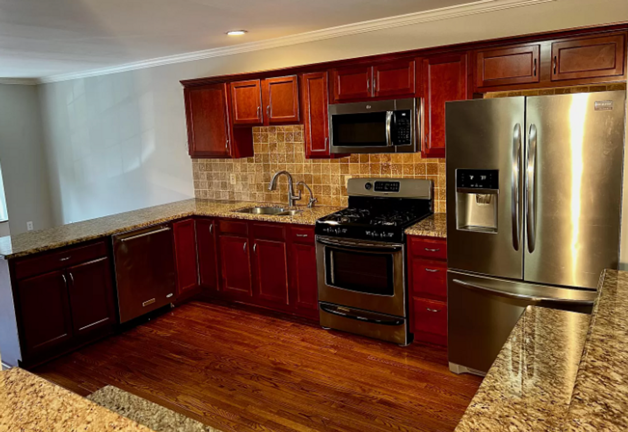 1424 Redwood Ct - Photo 3 of 13