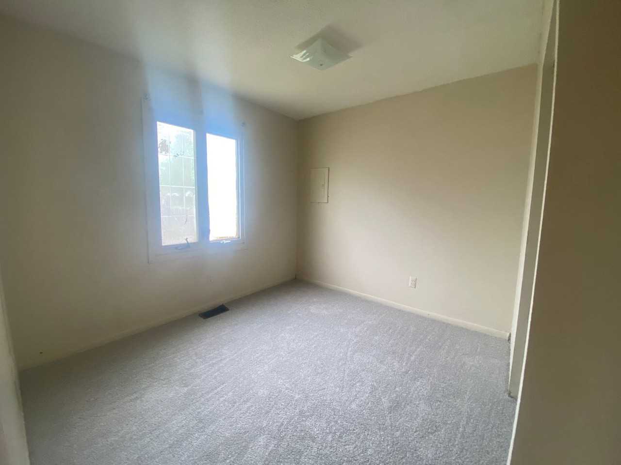 1633 Bayview Dr - Photo 2 of 11