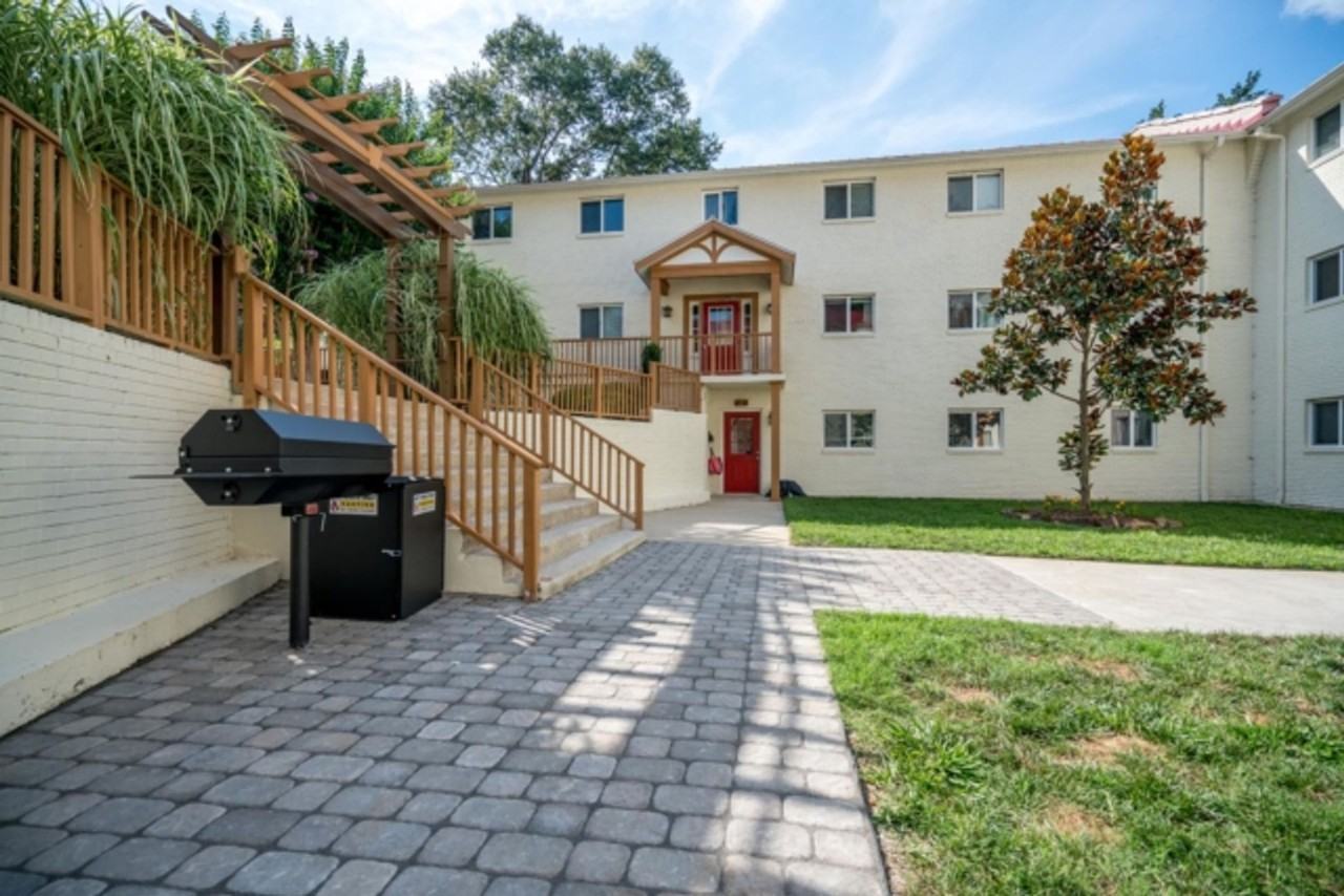 1104 N Greensboro St - Photo 4 of 36