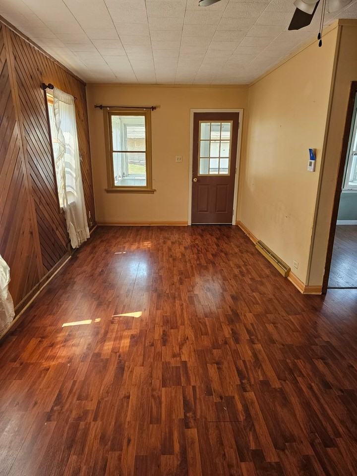 221 Witter St - Photo 2 of 11