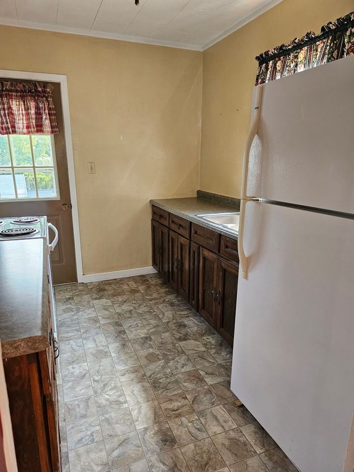 221 Witter St - Photo 4 of 11