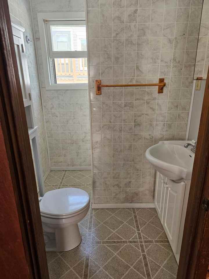 221 Witter St - Photo 5 of 11