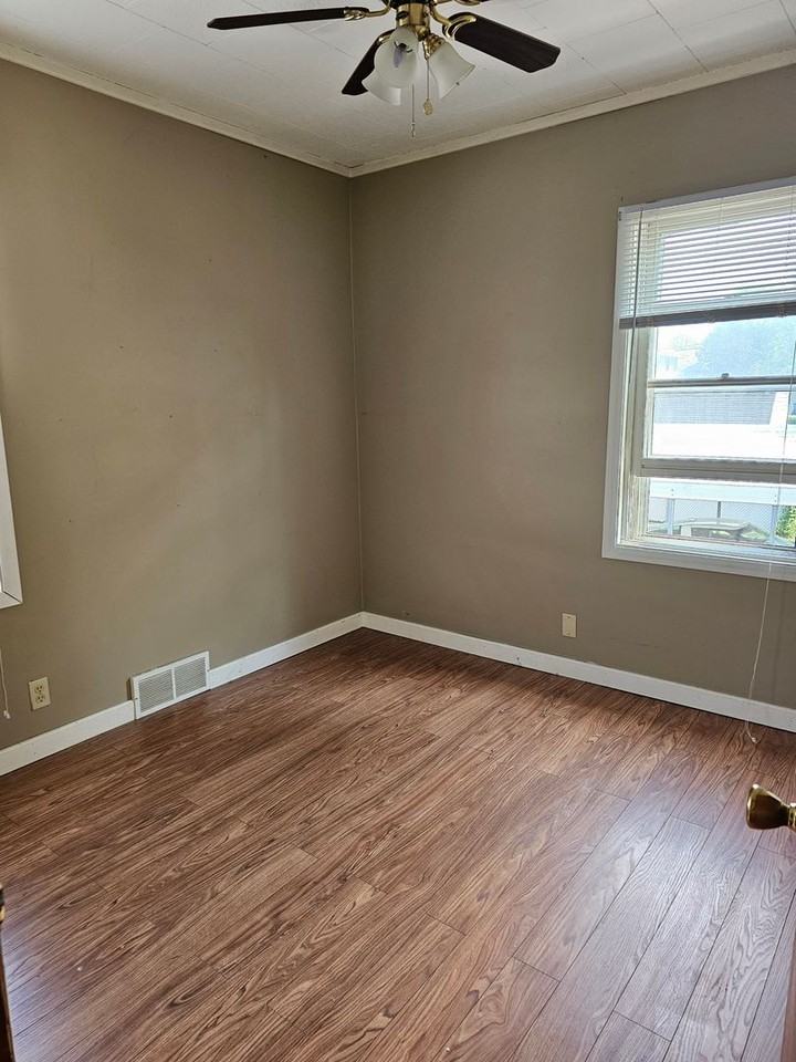 221 Witter St - Photo 7 of 11