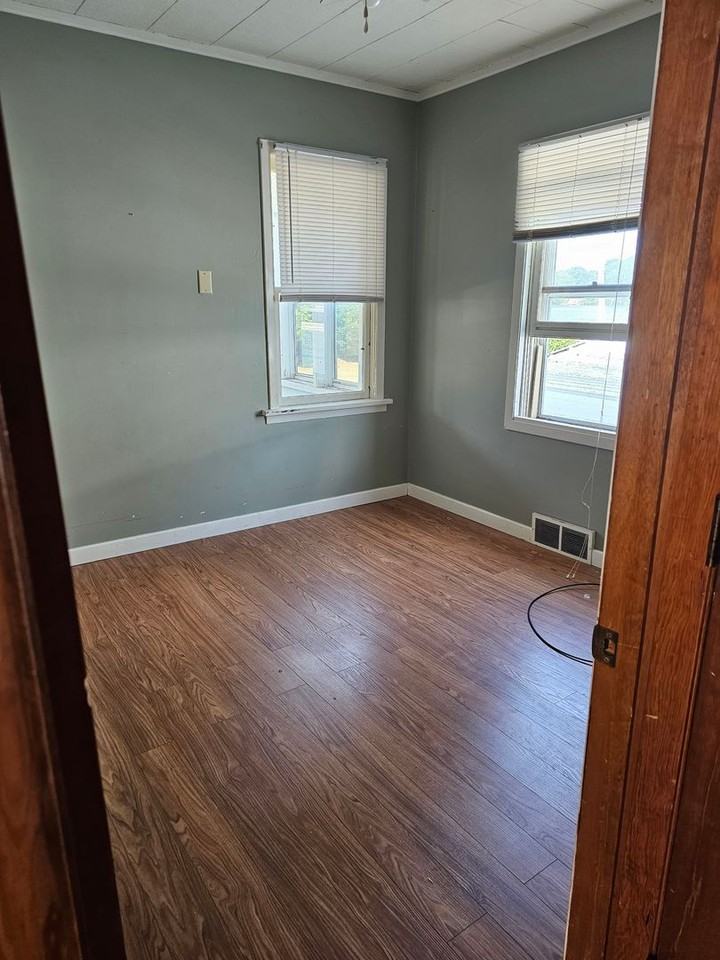 221 Witter St - Photo 4 of 11