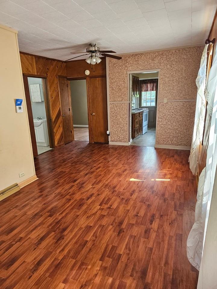 221 Witter St - Photo 5 of 11