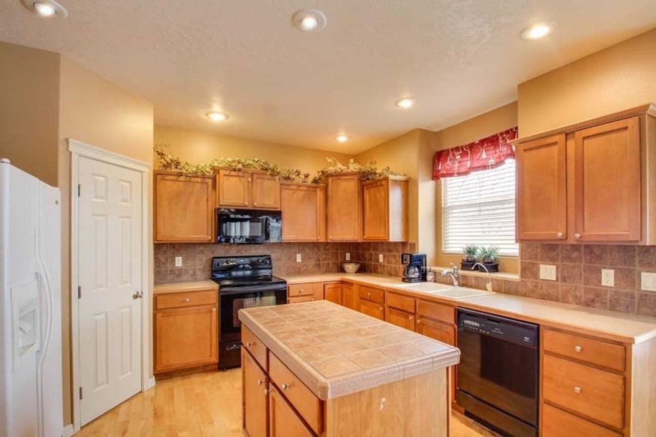 2291 E Meadow Creek Dr - Photo 2 of 18