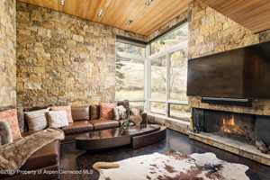 featured image of 800 S Monarch St #4