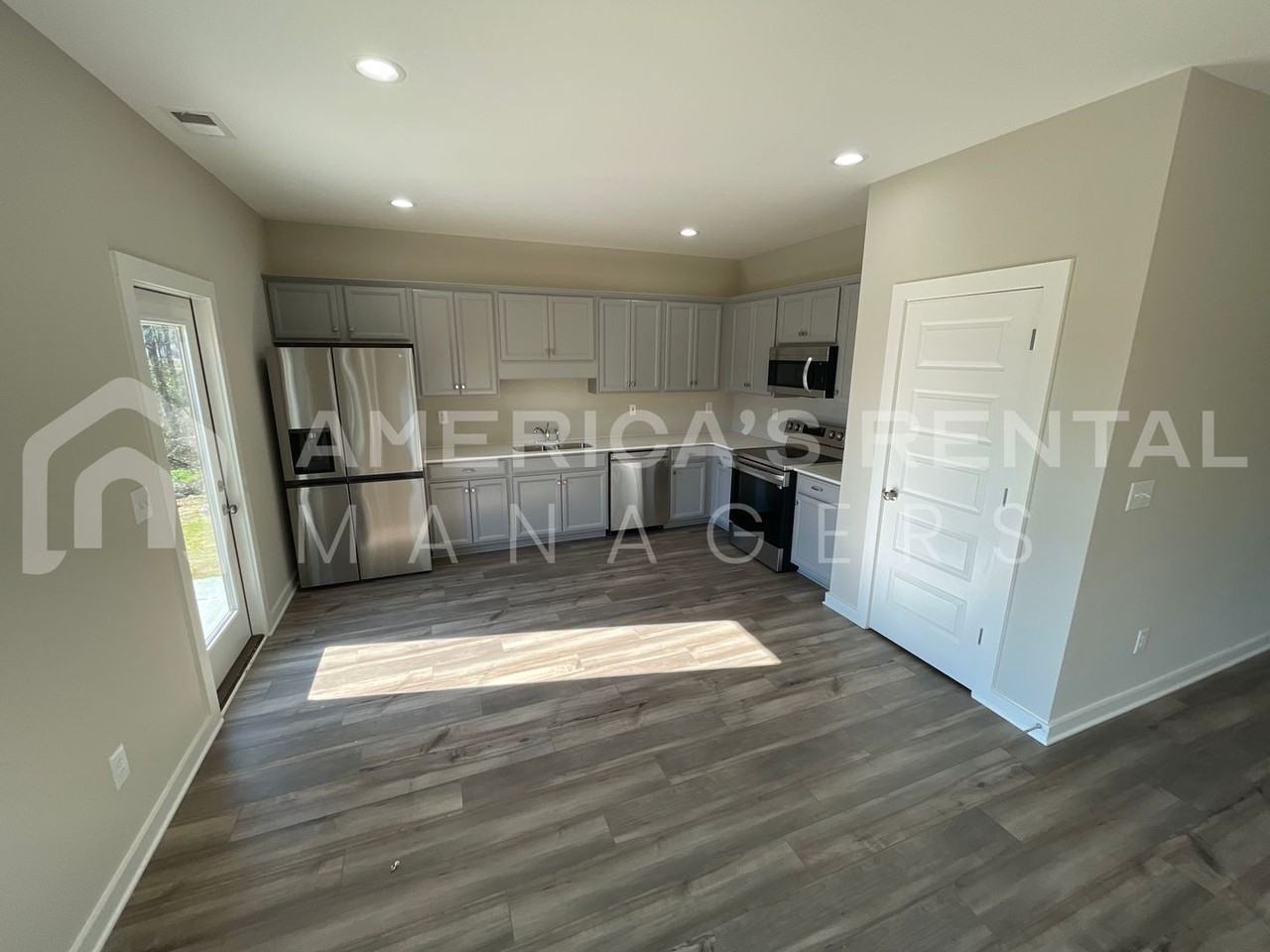 446 S Pine Dr - Photo 6 of 29