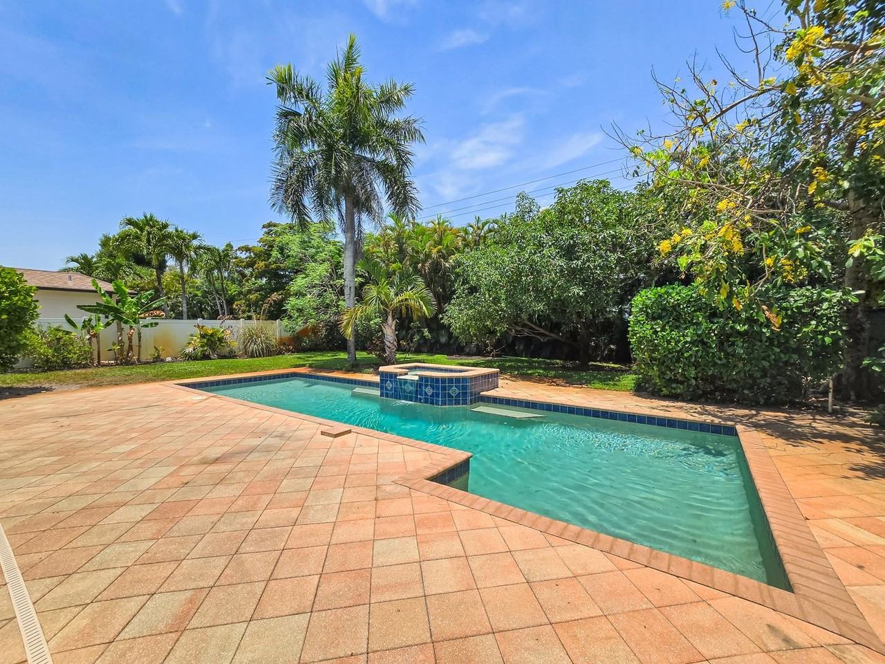 1189 Royal Palm Dr - Photo 2 of 28