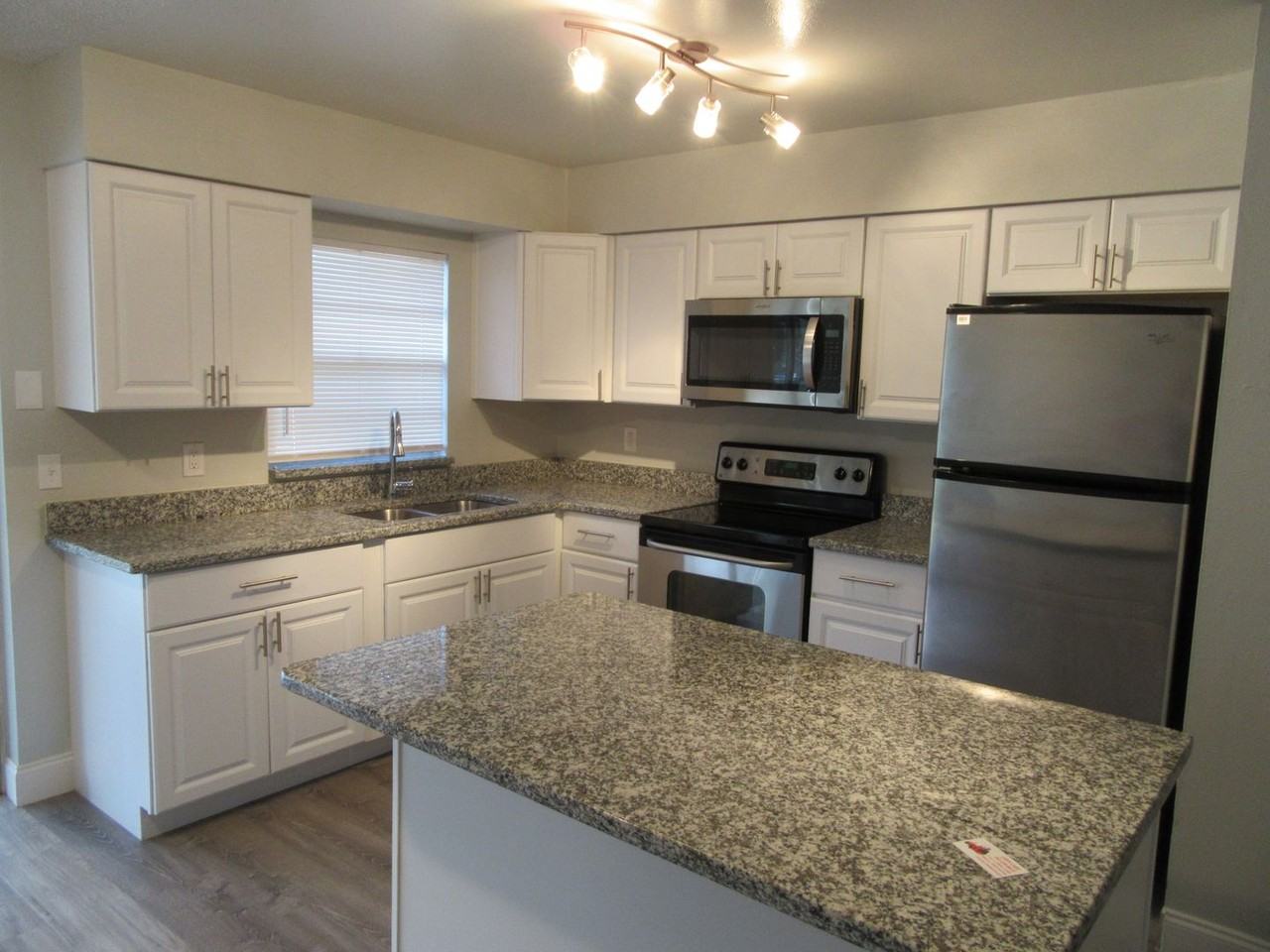 1309 Ne 20th St - Photo 2 of 20