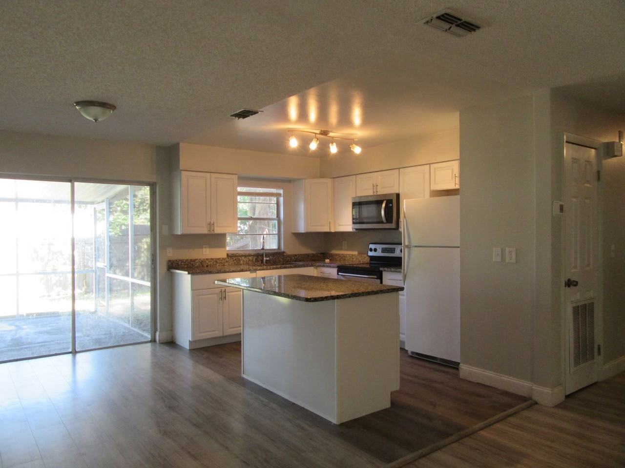 1309 Ne 20th St - Photo 3 of 20