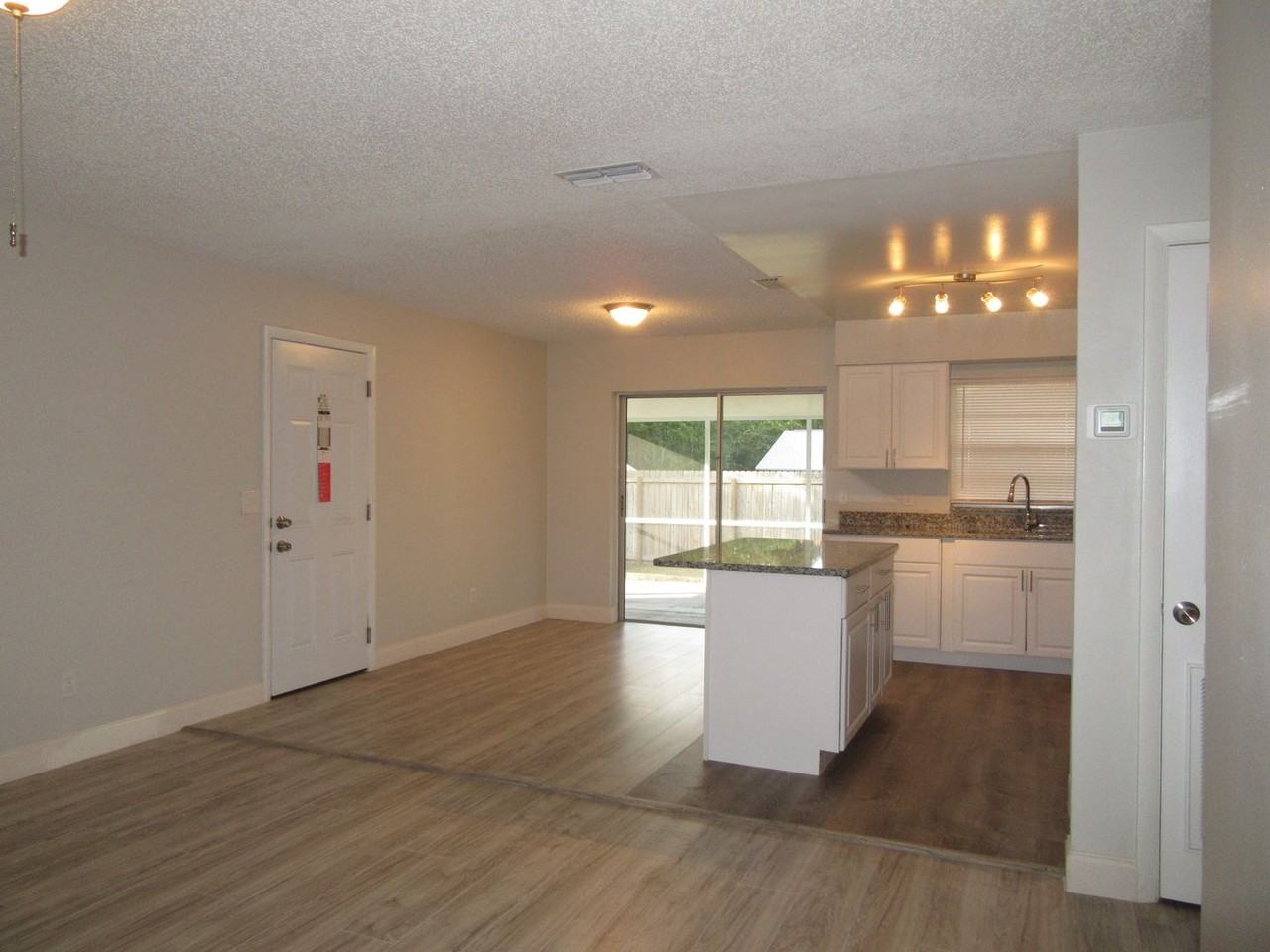 1309 Ne 20th St - Photo 4 of 20